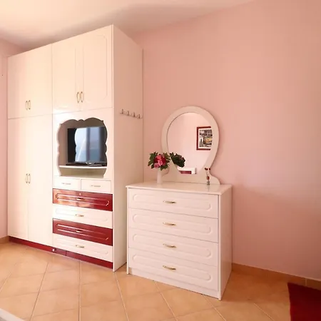 Apartment Roboci *
